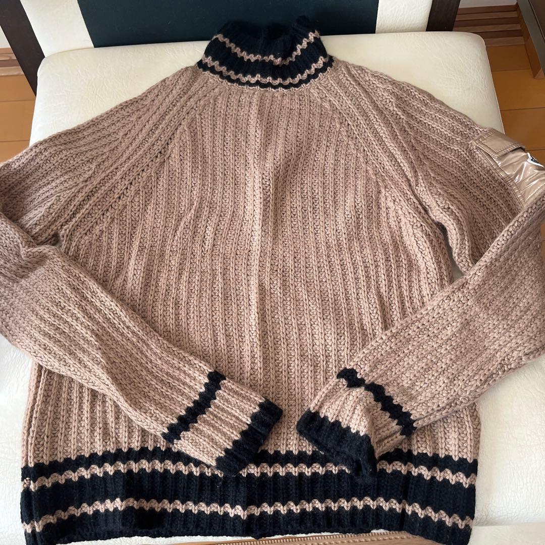 モンクレール　ベージュと黒のストライプ ハイネックセーター